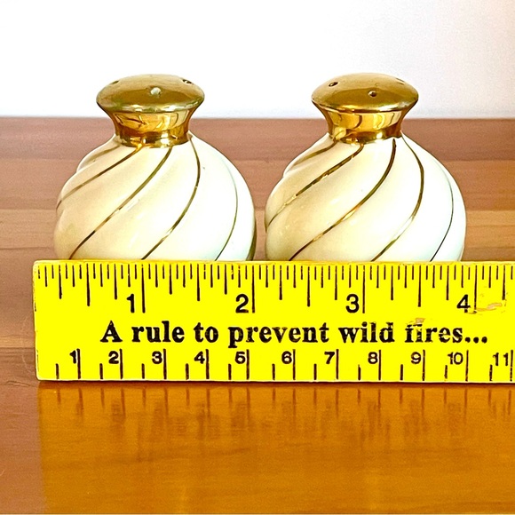 White & Gold Swirl Porcelain Salt & Pepper Shaker Set PAC Japan Mid-Century MCM - Picture 6 of 9